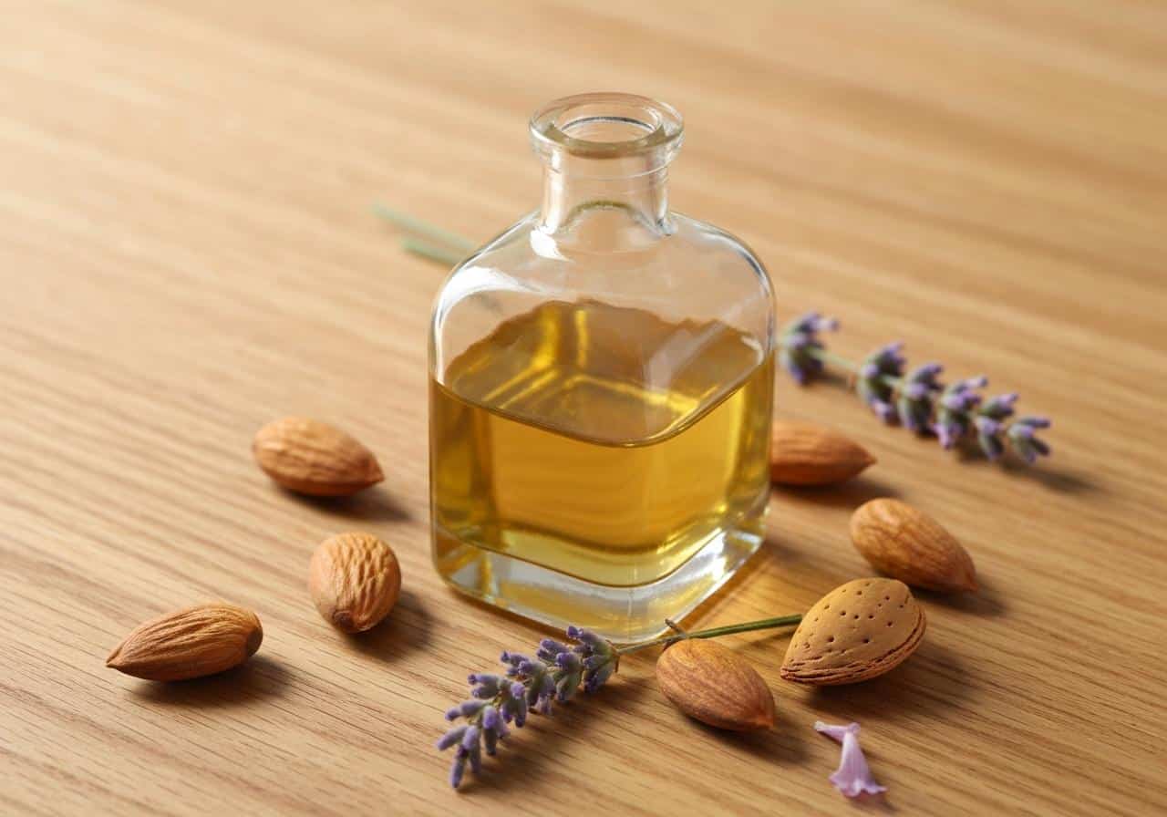 Huile de ricin et ongles soignés sur fond naturel